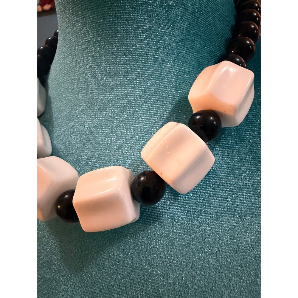 Vintage Black & White Chunky Bead Necklace Retro Mod Statement Necklace - Picture 3 of 4
